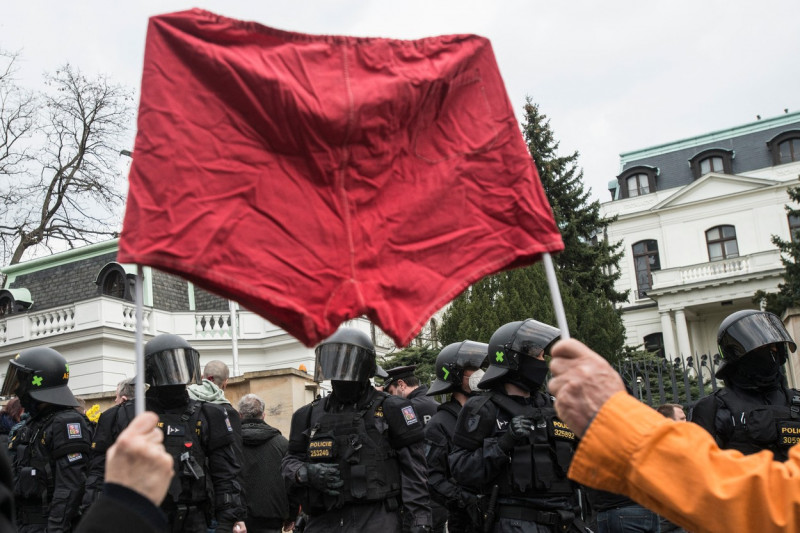 protest cu chiloti in fata ambasadei ruse de la praga duminica 18 aprilie 2021 profimedia-0606311423