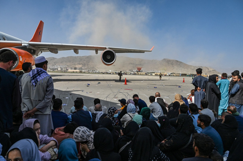 profimedia afgani pe pista aeroportului