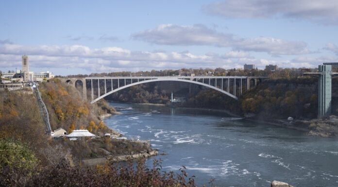 O mașină a explodat pe un pod care leagă SUA de Canada. Toate podurile peste Niagara au fost închise