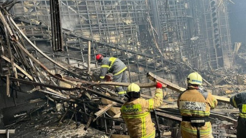 Salvatorii au reușit să intre sâmbătă în sala de spectacole unde a avut loc masacrul. FOTO: Profimedia Images