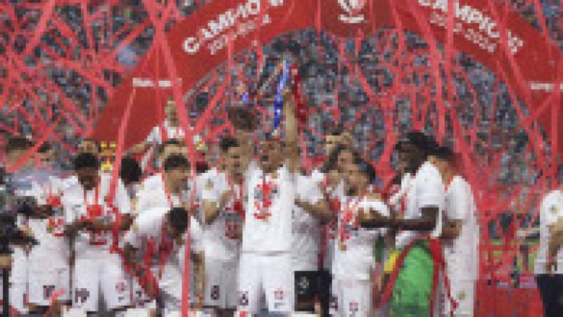 Componenţii echipei FCSB au primit medaliile şi trofeul de campioni ai României, sâmbătă seară, pe Arena Naţională. Foto: Inquam Photos / George Călin | Poza 5 din 7