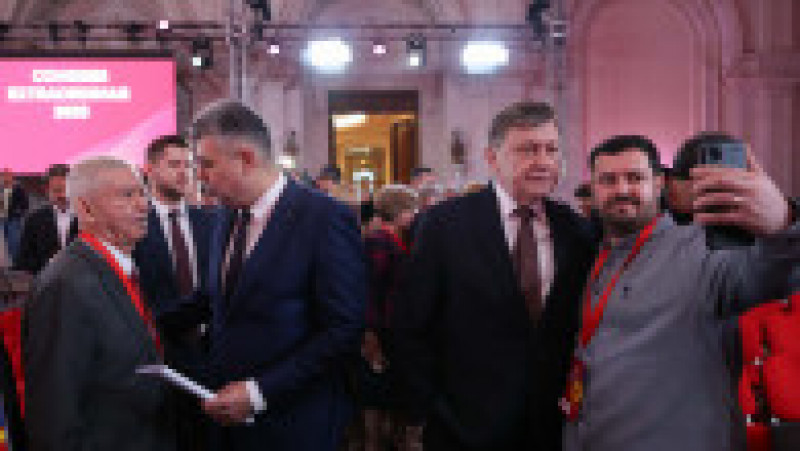 Marcel Ciolacu și Crin Antonescu, la congresul Partidului Social Democrat pentru desemnarea candidatului PSD la alegerile prezidenţiale, la Palatul Parlamentului din București, 2 februarie 2025. Inquam Photos / George Călin | Poza 6 din 9