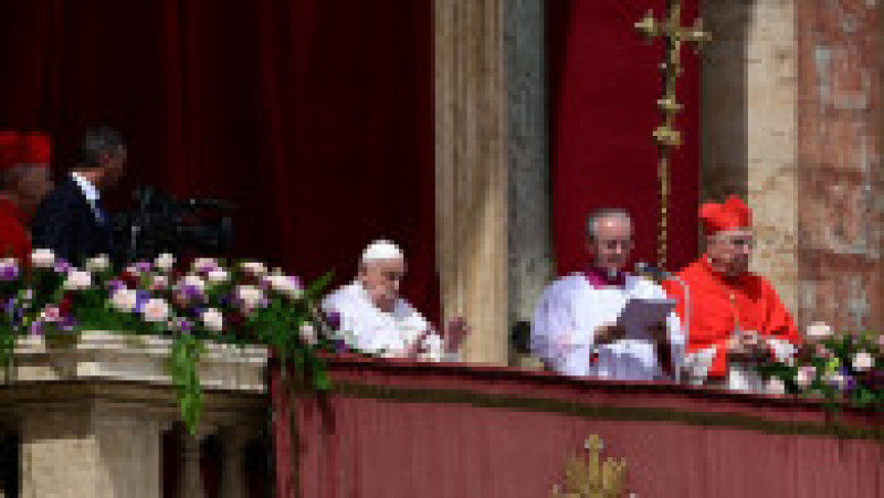 Papa Francisc a binecuvântat mulțimea, în Duminica Paștelui, de la balconul Bazilicii Sfântul Petru de la Vatican Foto: Profimedia | Poza 3 din 7