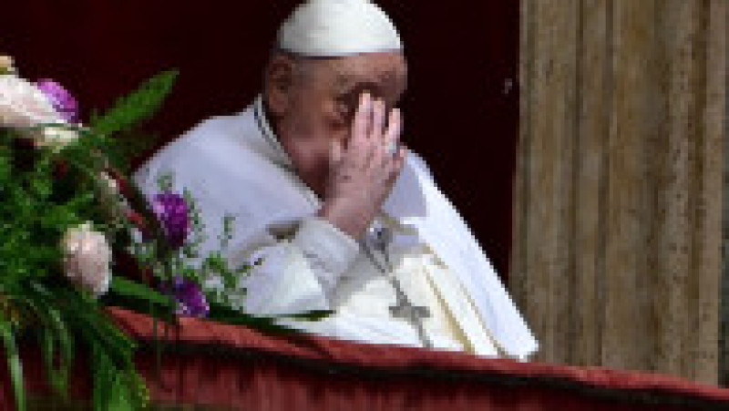 Papa Francisc a binecuvântat mulțimea, în Duminica Paștelui, de la balconul Bazilicii Sfântul Petru de la Vatican Foto: Profimedia | Poza 4 din 7