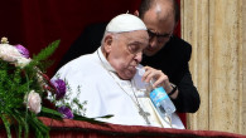 Papa Francisc a binecuvântat mulțimea, în Duminica Paștelui, de la balconul Bazilicii Sfântul Petru de la Vatican Foto: Profimedia | Poza 5 din 7