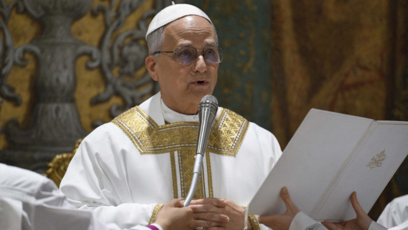 Papa Leon al XIV-lea, în timpul primei sale slujbe oficiate în Capela Sixtină Foto: Profimedia