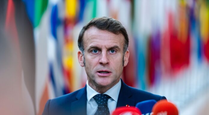 Emmanuel Macron: „Interzicem rețelele sociale pentru copiii sub 15 ani”. Franța vrea să restricționeze accesul la telefoane în licee