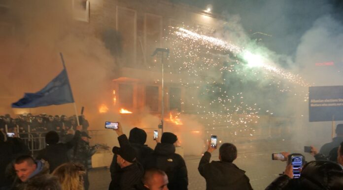Protest antiguvernamental la Tirana: mii de oameni în stradă, confruntări cu forțele de ordine