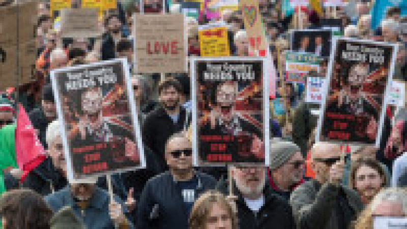 Sute de mii de persoane au participat sâmbătă la un protest în centrul Londrei împotriva extremei drepte, organizat de Together Alliance, pe fondul tensiunilor legate de discursul anti-imigrație și mobilizarea grupărilor radicale. Foto Profimedia | Poza 5 din 9