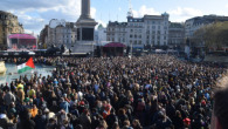 Sute de mii de persoane au participat sâmbătă la un protest în centrul Londrei împotriva extremei drepte, organizat de Together Alliance, pe fondul tensiunilor legate de discursul anti-imigrație și mobilizarea grupărilor radicale. Foto Profimedia | Poza 9 din 9