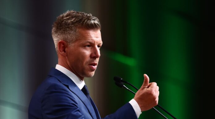 Decizie surprinzătoare a lui Peter Magyar: „Îmi reduc salariul la jumătate”. Cine se mai află pe lista tăierilor, în Ungaria