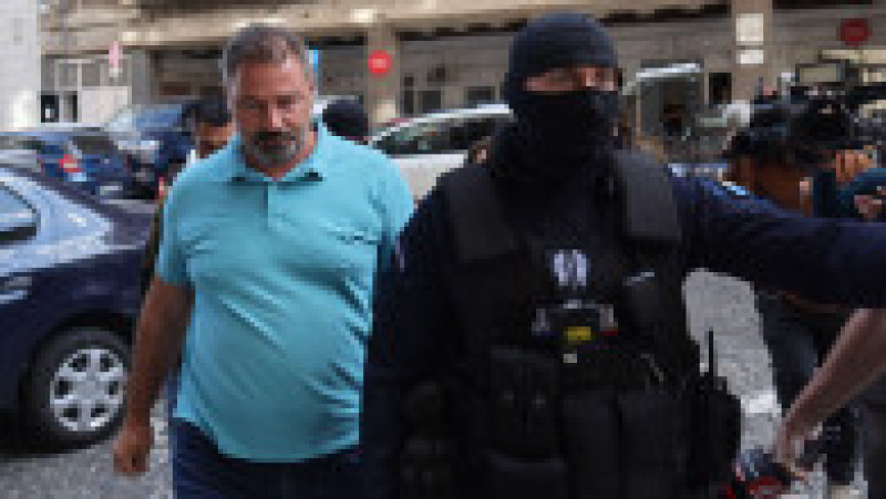 Persoane sunt aduse de către polițiști la sediul Direcției Generale de Poliție a Municipiului București în dosarul legat de violențele de la protestul din Piața Victoriei din data de 15 septembrie 2026, în București, 22 septembrie 2026. Inquam Photos / George Călin | Poza 1 din 5