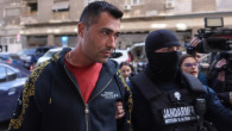 Persoane sunt aduse de către polițiști la sediul Direcției Generale de Poliție a Municipiului București în dosarul legat de violențele de la protestul din Piața Victoriei din data de 15 septembrie 2026, în București, 22 septembrie 2026. Inquam Photos / George Călin | Poza 2 din 5