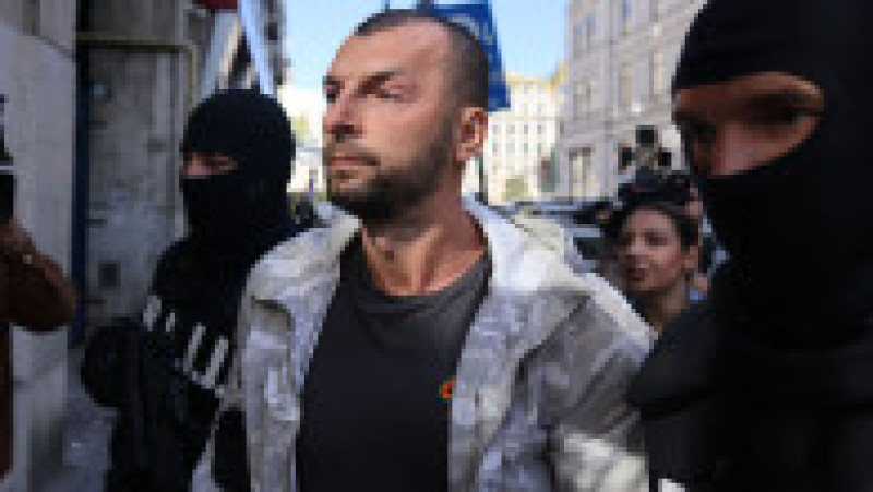 Persoane sunt aduse de către polițiști la sediul Direcției Generale de Poliție a Municipiului București în dosarul legat de violențele de la protestul din Piața Victoriei din data de 15 septembrie 2026, în București, 22 septembrie 2026. Inquam Photos / George Călin | Poza 4 din 5