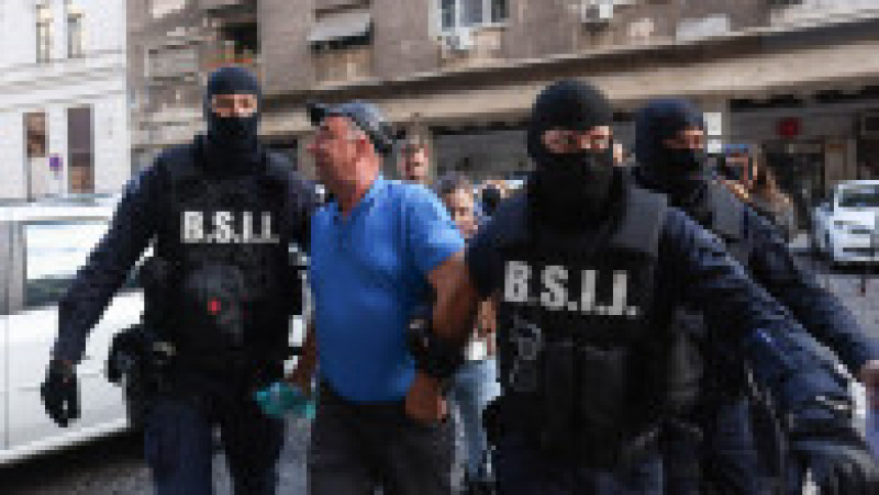 Persoane sunt aduse de către polițiști la sediul Direcției Generale de Poliție a Municipiului București în dosarul legat de violențele de la protestul din Piața Victoriei din data de 15 septembrie 2026, în București, 22 septembrie 2026. Inquam Photos / George Călin | Poza 5 din 5