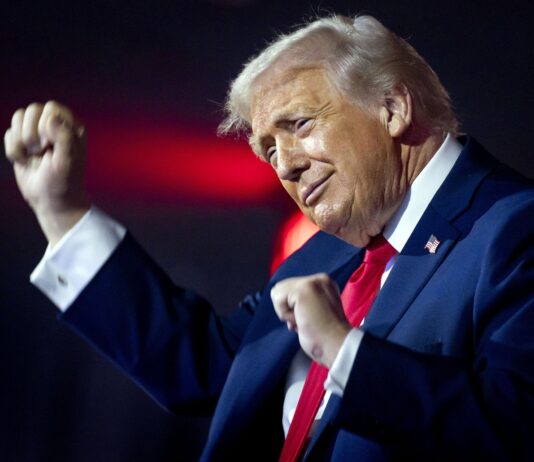 Trump interzice accesul jurnaliştilor CNN, MSNOW şi Politico la Casa Albă. „Vor urma şi alte media care răspândesc informaţii false”