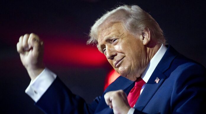 Trump interzice accesul jurnaliştilor CNN, MSNOW şi Politico la Casa Albă. „Vor urma şi alte media care răspândesc informaţii false”
