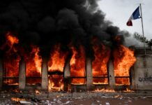 Haos pe străzile Franței: primării atacate, incendii și lupte între protestatari și forțele de ordine. 800.000 de oameni în stradă