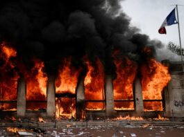 Haos pe străzile Franței: primării atacate, incendii și lupte între protestatari și forțele de ordine. 800.000 de oameni în stradă