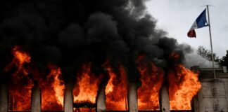 Haos pe străzile Franței: primării atacate, incendii și lupte între protestatari și forțele de ordine. 800.000 de oameni în stradă