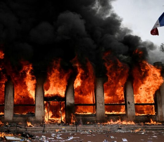 Haos pe străzile Franței: primării atacate, incendii și lupte între protestatari și forțele de ordine. 800.000 de oameni în stradă