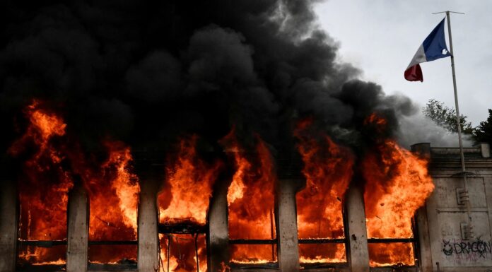 Haos pe străzile Franței: primării atacate, incendii și lupte între protestatari și forțele de ordine. 800.000 de oameni în stradă