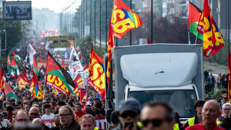 Mari demonstraţii au avut loc în toată Italia, în semn de protest faţă de criza costului vieţii, război, reînarmare şi politicile guvernului Meloni. Foto: Profimedia