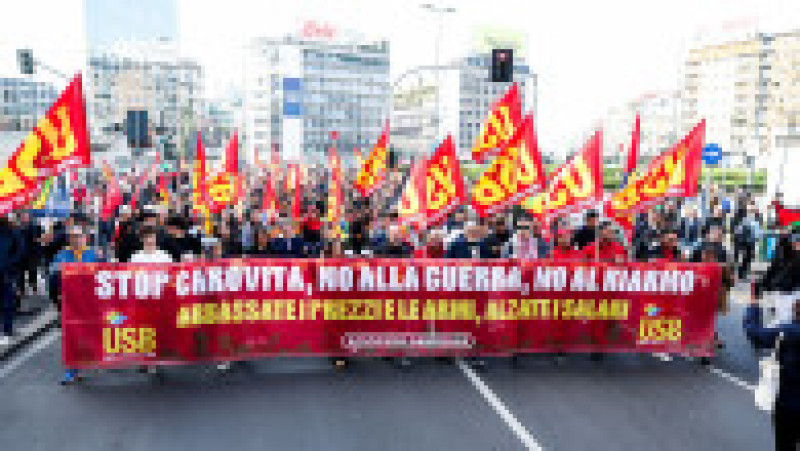 Mari demonstraţii au avut loc în toată Italia, în semn de protest faţă de criza costului vieţii, război, reînarmare şi politicile guvernului Meloni. Foto: Profimedia | Poza 5 din 7