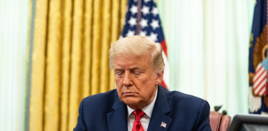 Rugăciune în Biroul Oval pentru Trump. Casa Albă este acuzată că ar fi „manipulat” un grup de episcopi catolici în scopuri politice