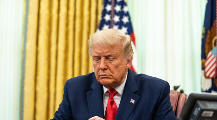 Rugăciune în Biroul Oval pentru Trump. Casa Albă este acuzată că ar fi „manipulat” un grup de episcopi catolici în scopuri politice