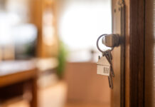 Un dezvoltator imobiliar din Iași, acuzat că a vândut aceleaşi apartamente mai multor persoane, a fost arestat preventiv
