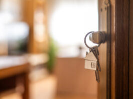 Un dezvoltator imobiliar din Iași, acuzat că a vândut aceleaşi apartamente mai multor persoane, a fost arestat preventiv