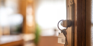 Un dezvoltator imobiliar din Iași, acuzat că a vândut aceleaşi apartamente mai multor persoane, a fost arestat preventiv