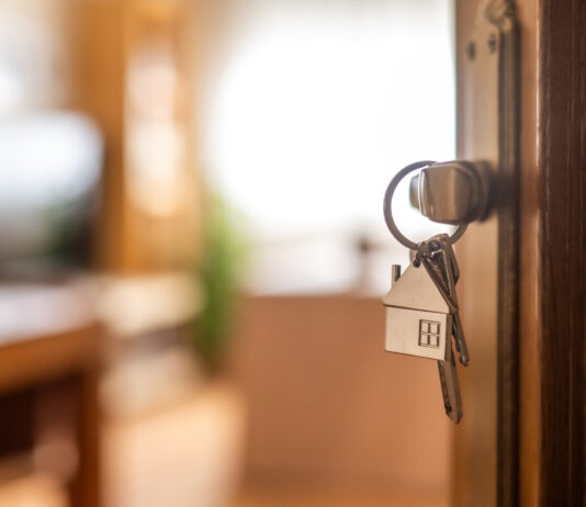 Un dezvoltator imobiliar din Iași, acuzat că a vândut aceleaşi apartamente mai multor persoane, a fost arestat preventiv