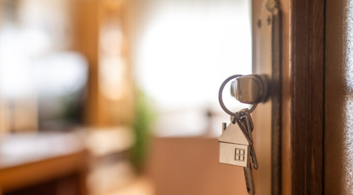 Un dezvoltator imobiliar din Iași, acuzat că a vândut aceleaşi apartamente mai multor persoane, a fost arestat preventiv